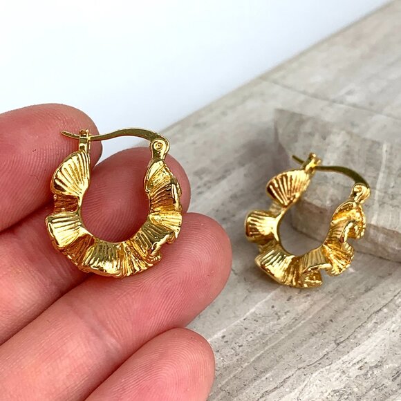 NEW~ Anthropologie Amber Sceats Gold Wave Hoop Earrings - Picture 3 of 11